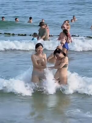 两妹妹海边戏水记录