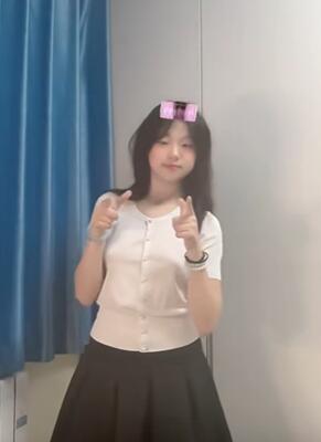 不爱戴口罩的可爱妹妹