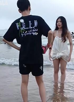 夏日海边羞涩情侣,女孩有点放不开啊