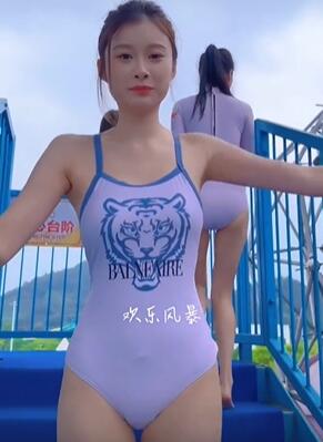 水上乐园三个美女