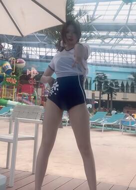 米米在水上乐园穿胡桃泳装跳舞