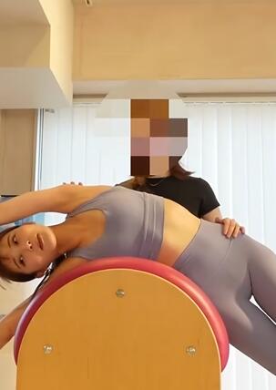 日本小姐姐 普拉提贴身拍摄 各种器械