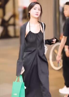 这哪呀,她们怎么都不戴口罩呀