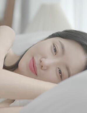 试穿粉色性感睡衣 舒适可爱