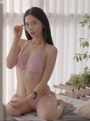 3位靓丽模特试穿同款比基尼(款式比较)第一款