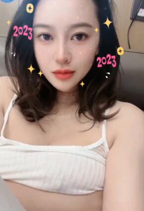 美女挺无聊的来个自拍