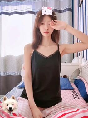 美女刚睡醒懵懵的