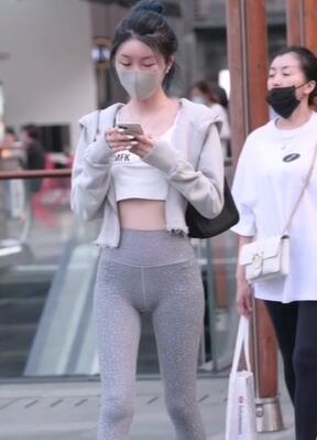 对穿瑜伽裤的妹子没有抵抗力!