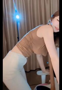 录屏白色紧身裤女主播热舞
