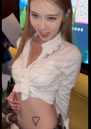 黑人明星和众多美女聚会,还给每个美女签名