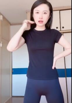 蓝色紧身裤美女主播真会玩