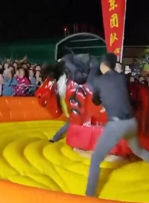 妹子旋转骑牛一人拉一条腿就怕妹子掉下来,妹子被磨疼没有